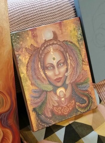 Dame Jessica, prise de biais pour visualiser les parties dorées. Acrylique sur toile, 31x40cm